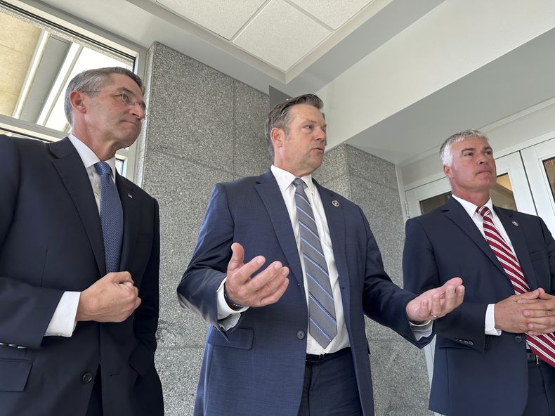 De izquierda a derecha, los fiscales generales republicanos Drew Wrigley de Dakota del Norte, Kris Kobach de Kansas y Marty Jackley de Dakota del Sur hablan con los periodistas después de una audiencia en un tribunal federal en Bismarck, Dakota del Norte, el martes 15 de octubre de 2024. (AP Foto/Jack Dura)