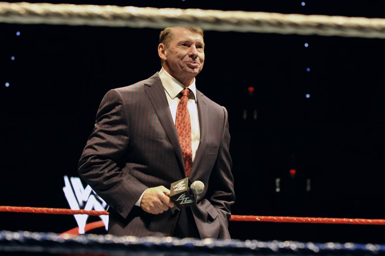 ARCHIVO - Vince McMahon, director general de la WWE, habla con el público durante un evento realizado el 30 de octubre de 2010 en Hartford, Connecticut (AP Foto/Jessica Hill, archivo)