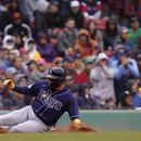 Isaac Paredes de los Rays de Tampa Bay anota tras un error de los Medias Rojas de Boston, el domingo 4 de junio de 2023, en Boston. (AP Foto/Steven Senne)