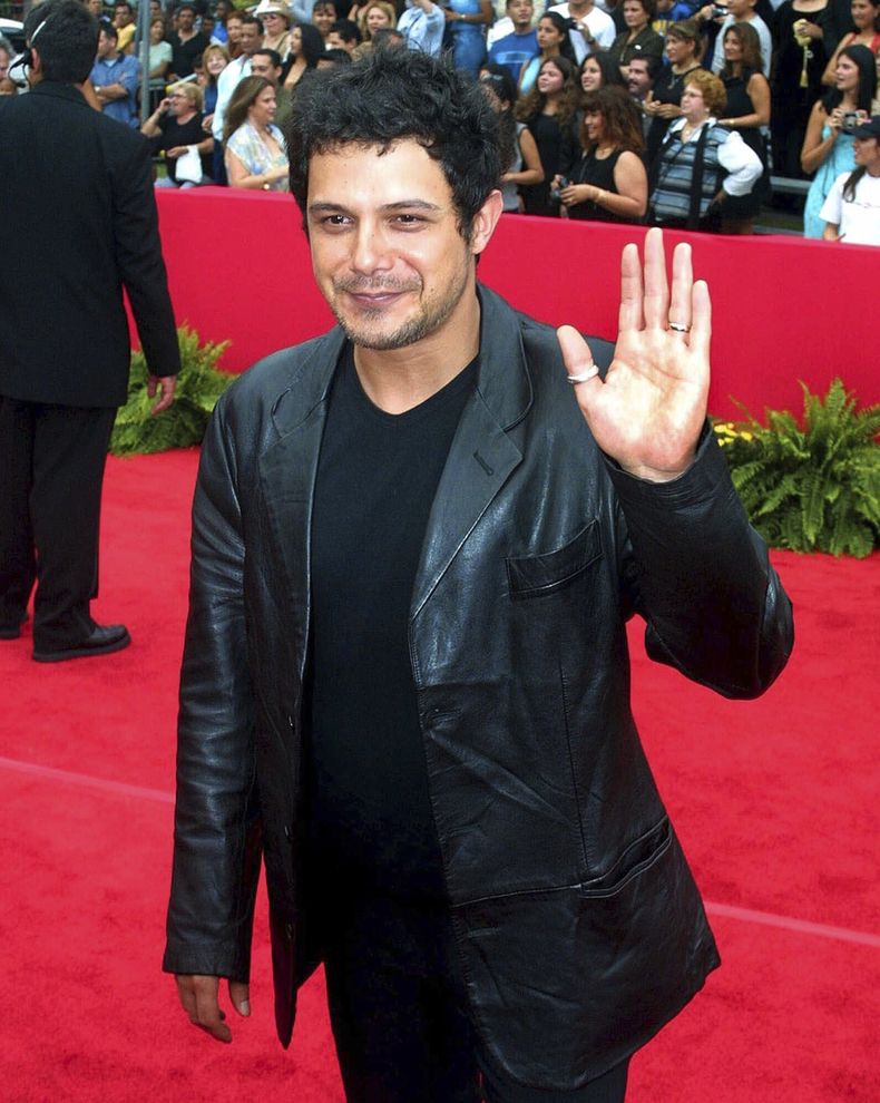 ARCHIVO - El cantante Alejandro Sanz posa antes de entrar a la octava edición de los Premios Billboard de la Música Latina en el Teatro Jackie Gleason en Miami Beach, Florida, el jueves 26 de abril de 2001. Sanz recibirá un premio a la trayectoria en los Premios Billboard de la Música Latina 2024 y participará en la Semana Billboard de la Música Latina. (Foto AP/Luis M. Alvarez)