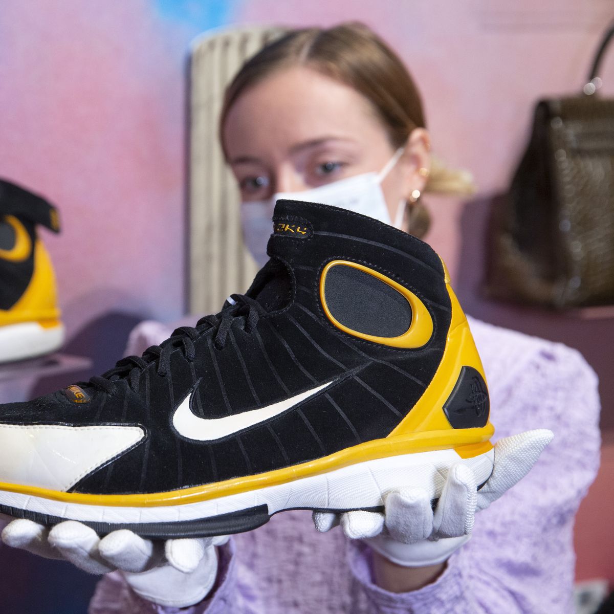 Subasta en Suiza: joyas reales y zapatillas de Kobe Bryant