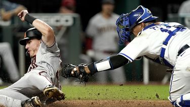 Diamondbacks vencen 7-3 a Reales; Walker logra 3 imparables