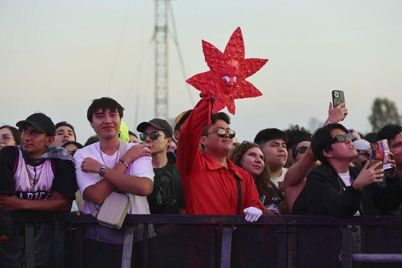 Fans en el festival AXE Ceremonia en el Parque Bicentenario en la Ciudad de México el sábado 5 de abril de 2025. (Foto AP/Ginnette Riquelme)