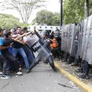 Universitarios y policías se enfrentan en Venezuela