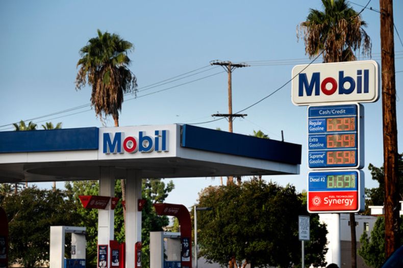 Precios de la gasolina y el diésel en una estación de servicio Mobil en Los Ángeles el martes 22 de septiembre de 2026. (AP Foto/Richard Vogel)