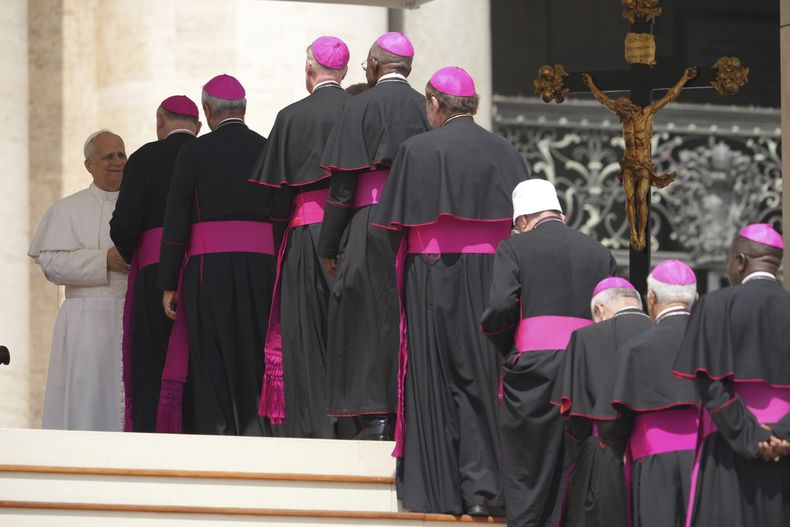 El papa León XIV se reúne con obispos durante su audiencia general semanal en la Plaza de San Pedro del Vaticano, el 11 de junio de 2025. (AP Foto/Andrew Medichini)