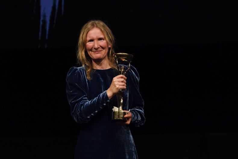 Samantha Harvey posa con el trofeo después de ganar el Premio Booker 2024, en Londres, el martes 12 de noviembre de 2024. (Foto AP/Alberto Pezzali)