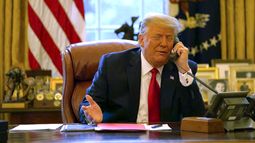 En esta imagen publicada en el reporte final del Comité Selecto de la Cámara de Representantes que investiga el asalto al Capitolio del 6 de enero, el presidente, Donald Trump, habla por teléfono con el vicepresidente, Mike Pence, desde la Oficina Oval en la Casa Blanca, el 6 de enero de 2021. (Comité Selecto de la Cámara de Representantes via AP)