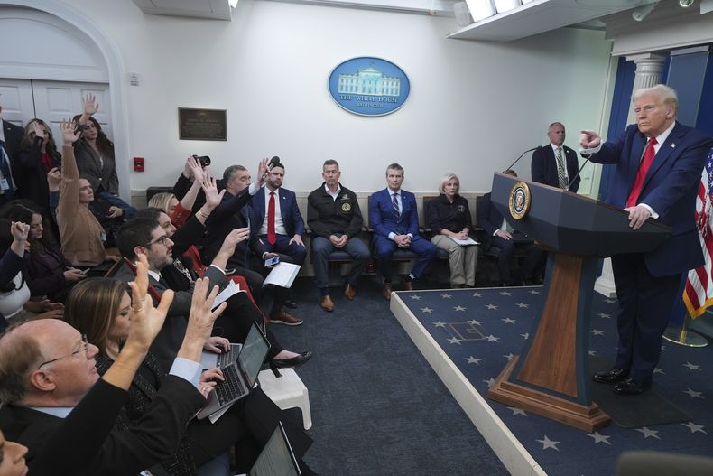 El presidente Donald Trump responde preguntas mientras habla con periodistas en la sala de prensa James Brady en la Casa Blanca, el jueves 30 de enero de 2025, en Washington. (AP Foto/Jacquelyn Martin)