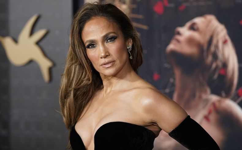 Jennifer Lopez llega al estreno de This Is Me... Now: A Love Story el martes 13 de febrero de 2024, en el Teatro Dolby en Los Ángeles. (Foto Jordan Strauss/Invision/AP)