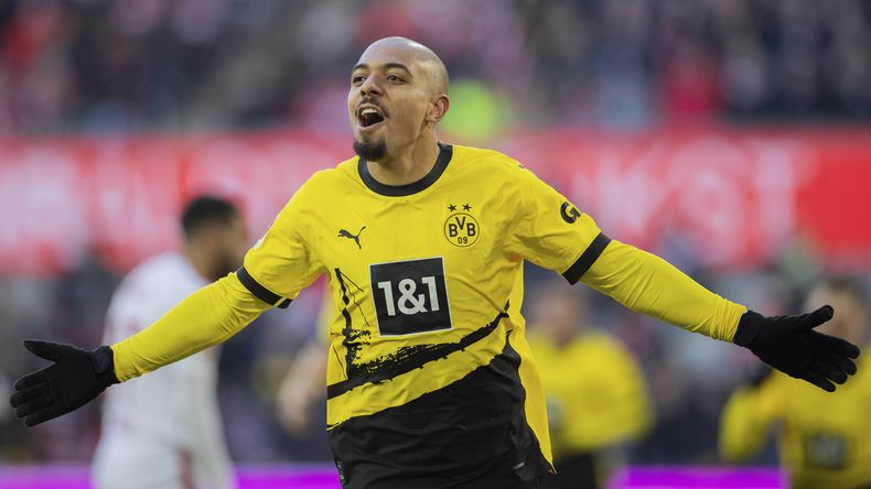 Donyell Malen del Borussia Dortmund celebra tras anotar en el encuentro de la Bundesliga ante Colonia el sábado 20 de enero del 2024. (Rolf Vennenbernd via AP)