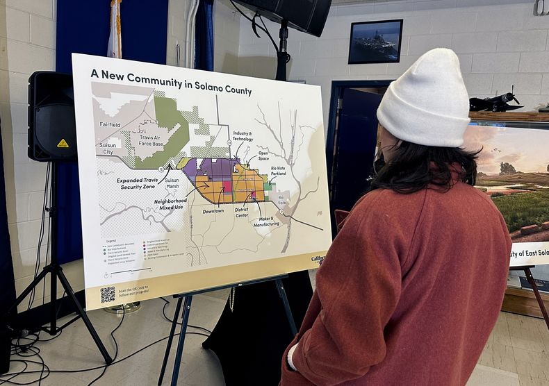 ARCHIVO - Un mapa de una nueva comunidad propuesta en el condado de Solano, California, se muestra durante una conferencia de prensa en Río Vista, California, el 17 de enero de 2024. (AP Foto/Janie Har, Archivo)