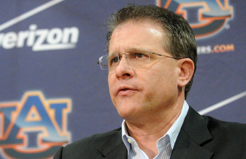 El t&eacute;cnico de Auburn Gus Malzahn ofrece una conferencia de prensa el 18 de diciembre del 2013 en Auburn, Alabama. Malzahn fue elegido el t&eacute;cnico de f&uacute;tbol americano universitario del a&ntilde;o por la AP. (AP Photo/AL.com, Julie Benne