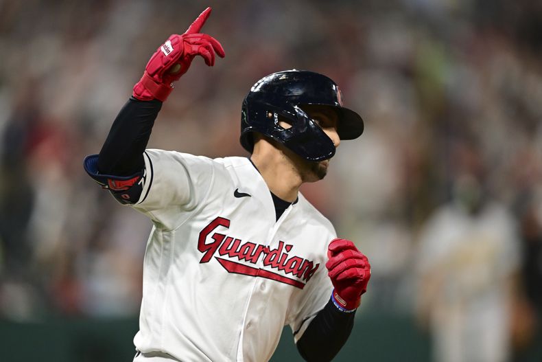 El venezolano Andrés Giménez, de los Guardianes de Cleveland, corre a la inicial tras conectar el sencillo que significó el triunfo sobre los Atléticos de Oakland, el martes 20 de junio de 2023 (AP Foto/David Dermer)