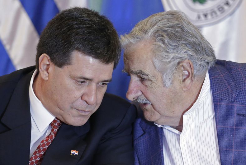 El presidente de Uruguay Jos&eacute; Mujica, a la derecha, dialoga con su par de Paraguay Horacio Cartes en el palacio presidencial en Asunci&oacute;n, el viernes 18 de julio de 2014. (AP foto/Jorge Saenz)