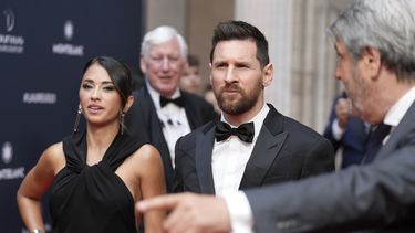 Lionel Messi y su esposa Antonela Roccuzzo llegan a la ceremonia de entrega de los premios Laureus, el lunes 8 de mayo de 2023, en París. (AP Foto/Lewis Joly)