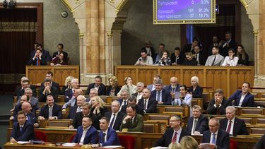 El Parlamento húngaro ha aprobado una enmienda a la Constitución que permite al gobierno prohibir los actos públicos de las comunidades LGBTQ+, en Budapest, Hungría, lunes 14 de abril de 2025. (Robert Hegedus/MTI via AP)