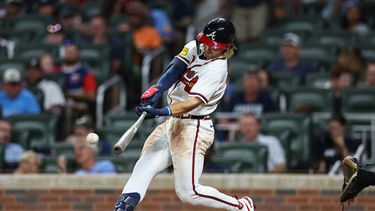 Jim Jarvis, de los Bravos de Atlanta, batea un doble productor en la octava entrada del juego de béisbol de Grandes Ligas contra los Padres de San Diego, el miércoles 22 de julio de 2026, en Atlanta. (AP Foto/Colin Hubbard)