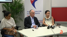 roberto quinones y omara ruiz urquiola reciben en miami la medalla calixto garcia por la libertad y el valor
