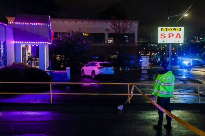La policía acude al lugar donde al menos ocho personas resultaron muertas en ataques a tres salones de masajes asiáticos en Atlanta (EE.UU.), el 16 de marzo de 2021. EFE/Erik S. Lesser
