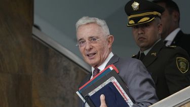 ARCHIVO - El expresidente Álvaro Uribe sale de la corte tras una audiencia durante su juicio por cargos de manipulación de testigos y soborno en Bogotá, Colombia, el 10 de febrero de 2025. (AP Foto/Fernando Vergara, Archivo)