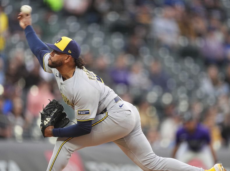 El dominicano Freddy Peralta, abridor de los Cerveceros de Milwaukee, lanza en el juego del martes 8 de abril de 2025, ante los Rockies de Colorado (AP Foto/David Zalubowski)