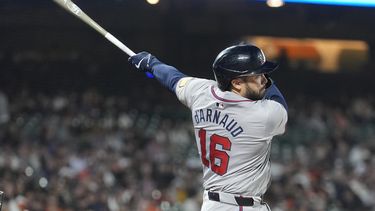 Travis dArnaud, de los Bravos de Atlanta, observa su sencillo productor en la décima entrada del juego ante los Gigantes de San Francisco, el martes 13 de agosto de 2024 (AP Foto/Jeff Chiu)