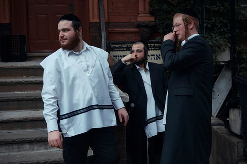 Judíos jasídicos en Brooklyn, Nueva York, el 16 de junio del 2025. (AP foto/Andres Kudacki)