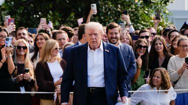 El presidente de Estados Unidos, Donald Trump, camina para hablar con periodistas tras saludar a partidarios, antes de salir de la Casa Blanca, el viernes 26 de septiembre de 2025 en Washington. (AP Foto/Julia Demaree Nikhinson)