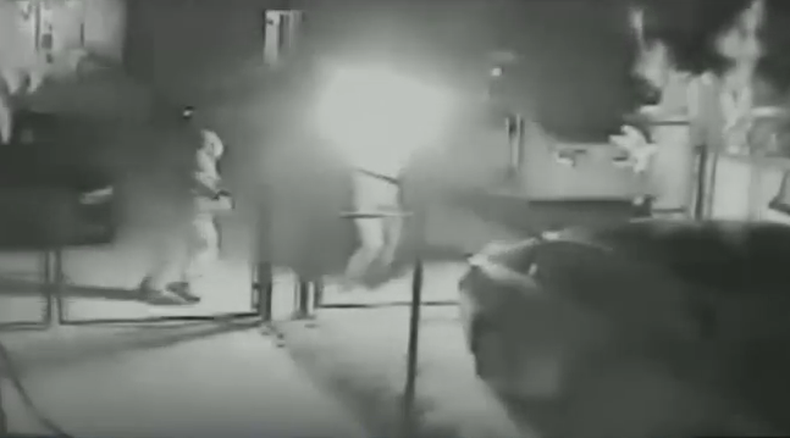 Dos hombres  lanzaron  un artefacto incendiario contra un vehículo en el suroeste de Miami y luego huyeron.