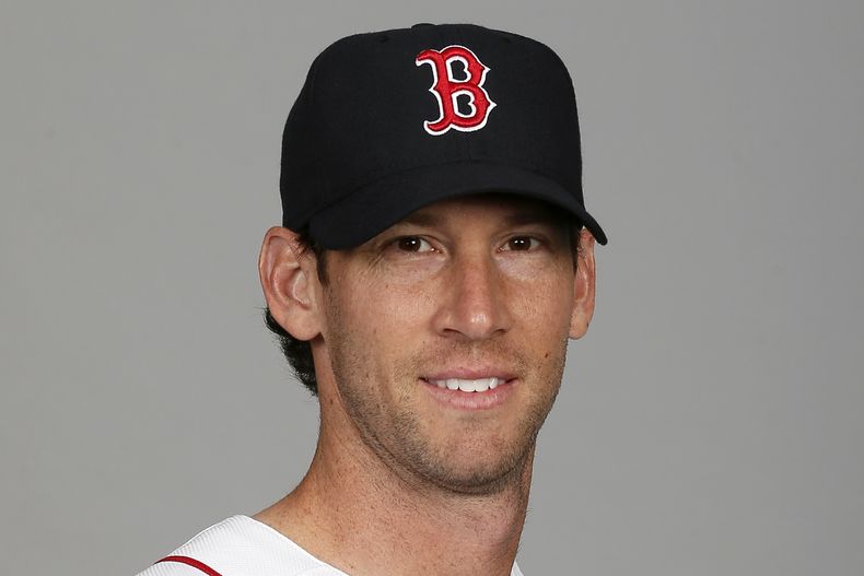 ARCHIVO- Foto de 2015 de Craig Breslow como lanzador de los Medias Rojas de Boston. Los Medias Rojas contrataron al ex lanzador Craig Breslow para hacerse cargo del departemanto de operaciones de béisbol, informó un directivo del equipo el miércoles 25 de octubre de 2023. (AP Foto/Tony Gutierrez, Archivo)