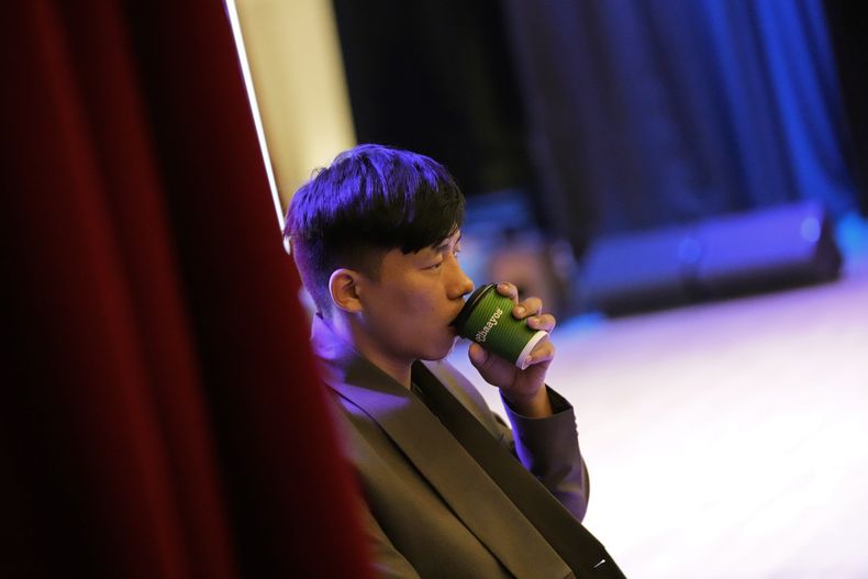 Takosangba Pongen, de 27 años, pianista ciego, bebe té mientras espera su turno para ensayar durante el Festival de Piano Brillante de dos días en Bengaluru, India, el domingo 29 de septiembre de 2024. (Foto AP/Aijaz Rahi)
