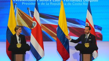 El presidente de Colombia, Abelardo de la Espriella, derecha, y la presidenta de Costa Rica, Laura Fernández, dan una conferencia de prensa en Barranquilla, Colombia, el martes 22 de septiembre de 2026. (Foto AP/Vanexa Romero)