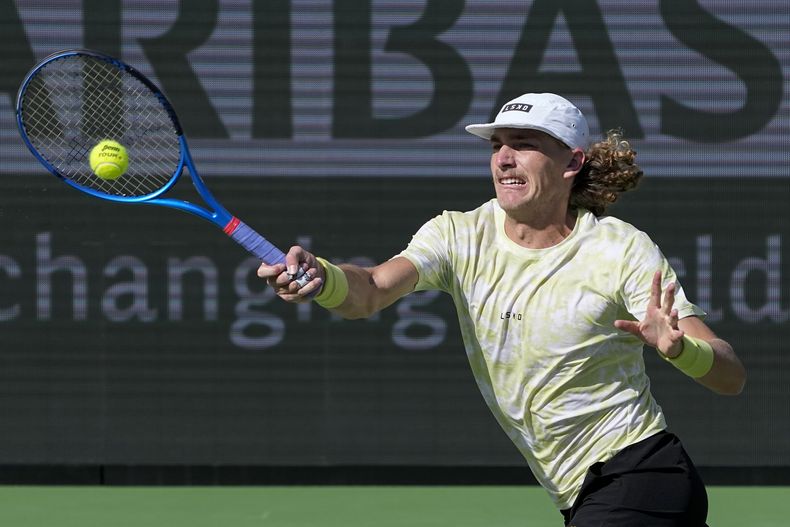 ARCHIVO - Max Purcell devuelve ante Gael Monfils en el Abierto de Indian Wells, el 7 de marzo de 2024, en Indian Wells, California. (AP Foto/Mark J. Terrill)