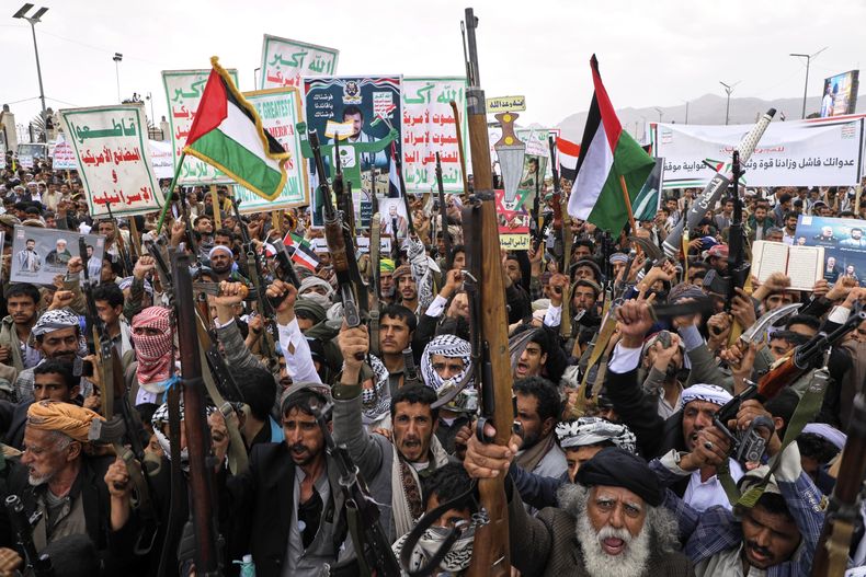 Simpatizantes hutíes gritan consignas durante una marcha reciente contra Estados Unidos e Israel, el 18 de abril de 2025, en Saná, Yemen. (AP Foto/Osamah Abdulrahman)