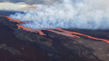 el volcan hawaiano de mauna loa entra en erupcion