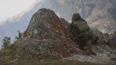 Un soldado participa en un operativo antipandillas en el vecindario Kenscoff, el lunes 3 de febrero de 2025, en Puerto Príncipe. (AP Foto/Odelyn Joseph)