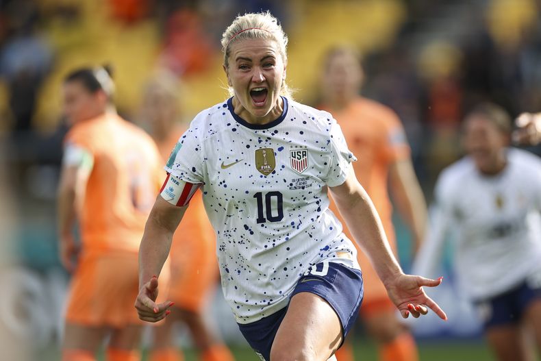 Lindsey Horan, de Estados Unidos, celebra el gol de su equipo durante el partido de la ronda de Grupos en la Copa del Mundo, entre Estados Unidos y Holanda, en Wellington, Nueva Zelanda, el 27 de julio de 2023. (AP Foto/Alysa Rubin)