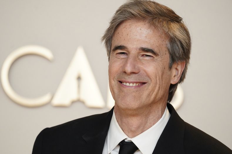Walter Salles, ganador del Oscar a mejor película internacional por “Ainda Estou Aquí” de Brasil, posa en la sala de prensa de los Oscar el domingo 2 de marzo de 2025, en el Teatro Dolby de Los Ángeles. (Foto Jordan Strauss/Invision/AP)