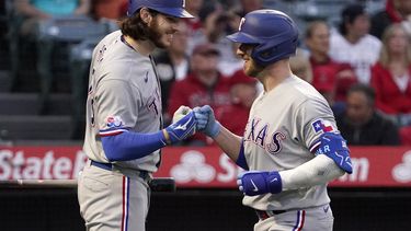 Jonrones de Garver, Calhoun impulsan a Texas ante Angelinos