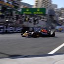 El piloto de Red Bull Max Verstappen maniobra el auto en la sesión de calificación para el Gran Premio de Mónaco el sábado 27 de mayo del 2023. (AP Foto/Luca Bruno)