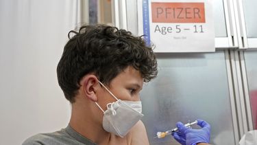 california: ninos reciben dosis erronea de vacuna de covid