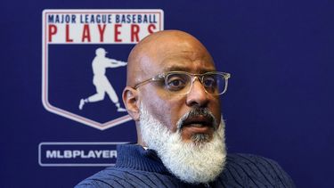 ARCHIVO - El director ejecutivo de la Asociación de Jugadores de Béisbol de las Grandes Ligas, Tony Clark, responde una pregunta durante una conferencia de prensa en Nueva York el 11 de marzo de 2022. El jefe de la asociación de jugadores de béisbol, Clark, casi duplicó su salario a $4.25 millones en 2023, según la Declaración Federal Anual del Sindicato, presentada el lunes 1 de abril de 2024. (AP Foto/Richard Drew, Archivo)