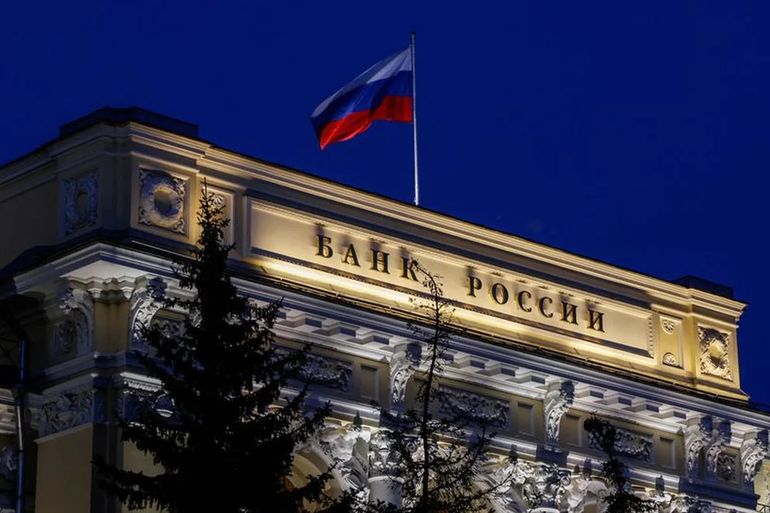 La bandera rusa flamea sobre el edificio del Banco Central