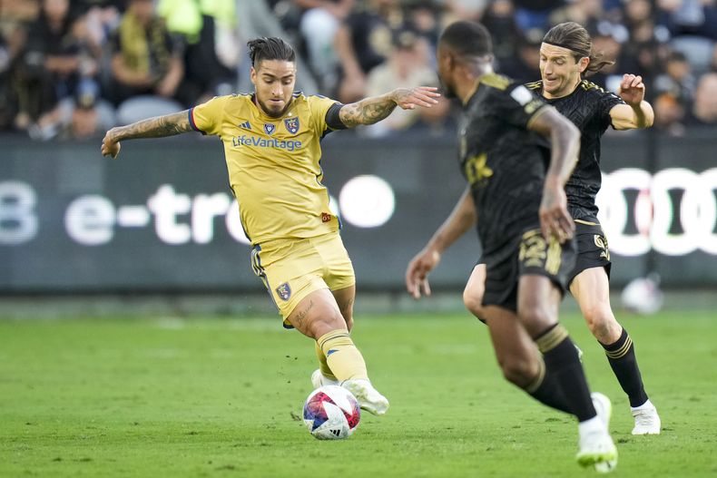 El delantero colombiano Cristian Arango del Real Salt Lake conduce el balón ante la marca del volante Ilie Sánchez del Los Angeles FC durante la 1ra parte del partido en Los Ángeles. Domingo 1 de octubre de 2023. (AP Foto/Jae C. Hong)
