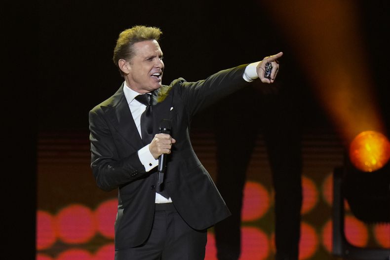 El cantante mexicano Luis Miguel se presenta en concierto en la Arena CDMX en la Ciudad de México, el martes 8 de octubre de 2024. (Foto AP/Eduardo Verdugo)
