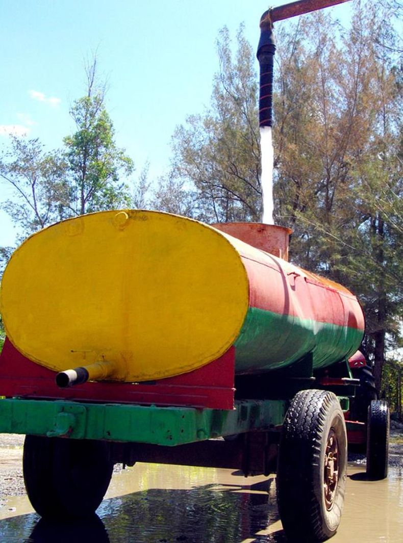 Año tras año la sequía obliga a aplicar alternativas así para el abasto de agua.