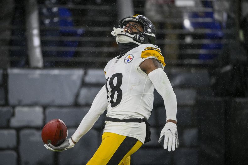 El receptor abierto de los Pittsburgh Steelers, Diontae Johnson, reacciona después de anotar en una larga recepción de touchdown y carrera contra los Baltimore Ravens durante la segunda mitad del partido de fútbol americano de la NFL, el sábado 6 de enero de 2024 en Baltimore. (AP Foto/Nick Wass)