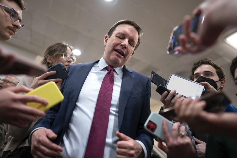 El senador Chris Murphy, demócrata por Connecticut y principal negociador de los demócratas en el diálogo sobre seguridad fronteriza, habla con la prensa el jueves 25 de enero de 2024, en el Capitolio en Washington. (AP Foto/J. Scott Applewhite)