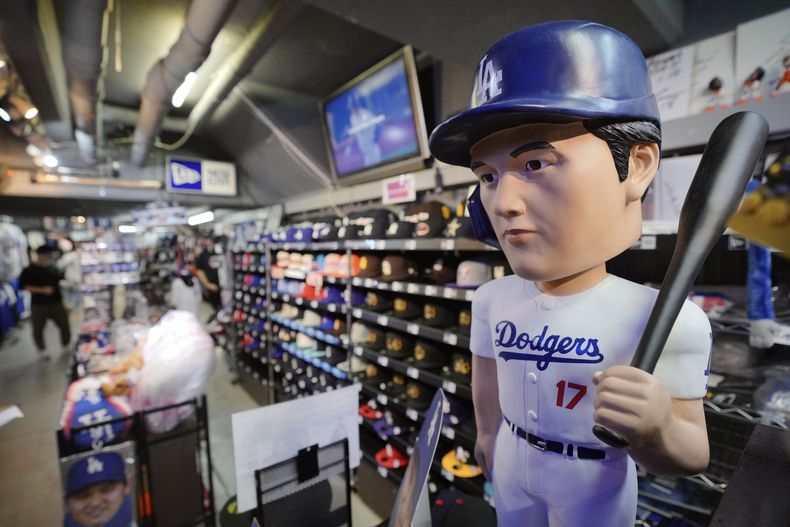 Memorabilia de Shohei Ohtani y los Dodgers de Los Ángeles en la tienda de ropa deportiva Selection en Tokio el miércoles 23 de octubre del 2024. (AP Foto/Eugene Hoshiko)